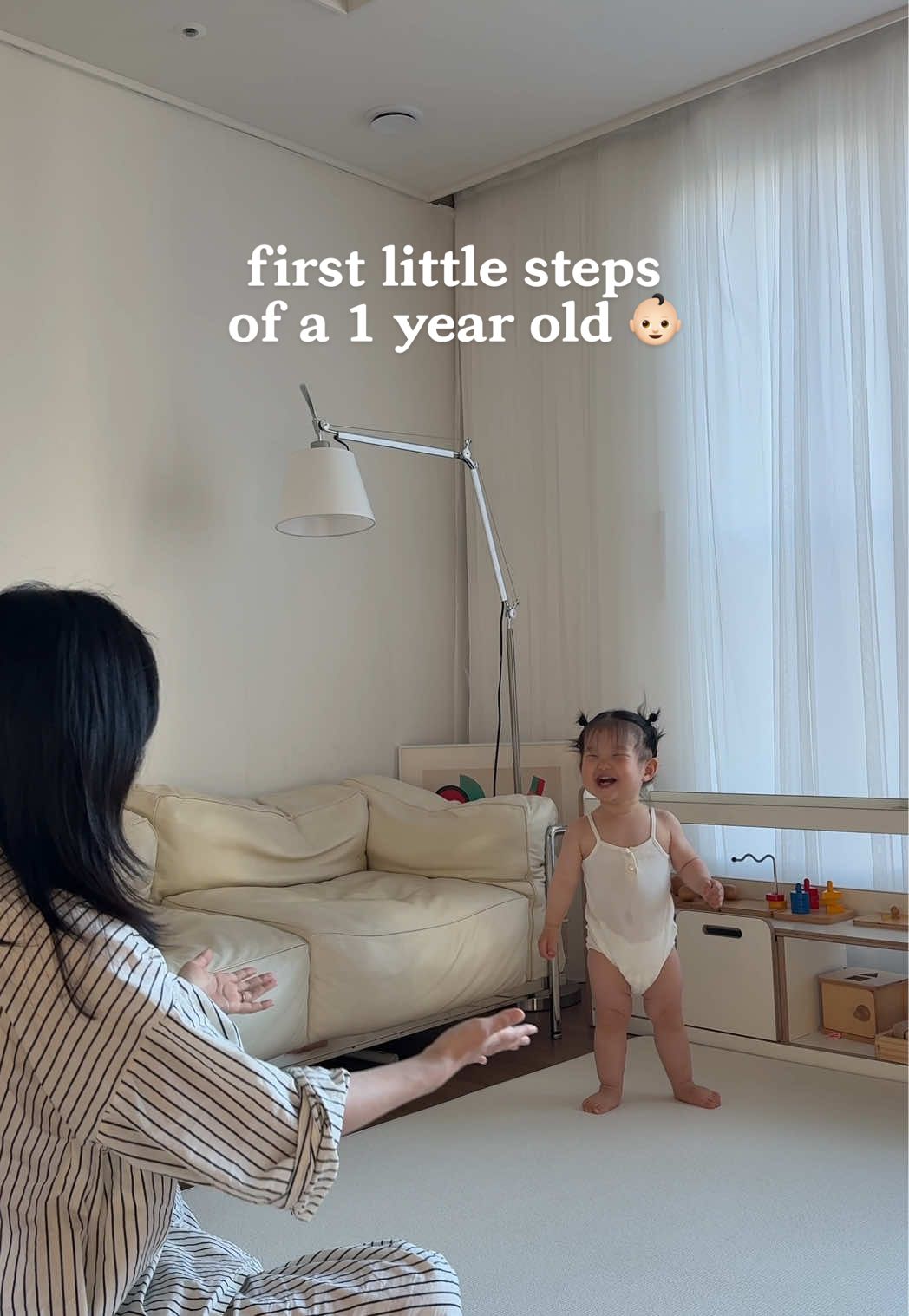 아장아장 걸음마 🐥💛 #familytime #babytok #firststeps #babytiktok #babyfever #fyp #momlife #motherhood #momtok #cutiepatootie #cutiepie #Vlog #아영하세요 #틱톡순삭 #육아 #육아브이로그 #아기 #귀여운아기 #걸음마