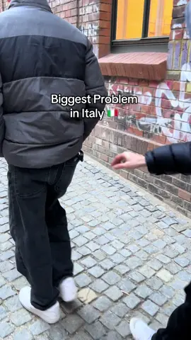 Peak Protect – Stop Pickpockets in Italy Traveling in Rome, Milan, or Venice? Don’t let pickpockets ruin your trip. 🔒 Peak Protect keeps your phone secure with a strong, retractable steel cable. 🧲 Discreet & lightweight – protects without getting in your way. 📱 Fits all phones – easy to attach, easy to trust. 🌍 Perfect for crowds, public transport, and tourist hotspots.#pickpockets #phoneprotector #phoneprotection #foryoupage❤️❤️ #italy 