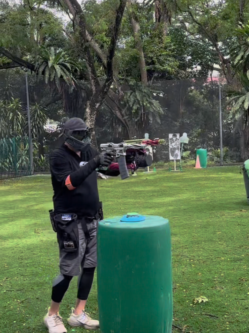 Why have one shot, when you can have two? Get your blasters at www.bluebird-gelblasters.com 🔫  Message us on WhatsApp at +65 9799 5439 for more info! P.S. no full black blasters were used, may be video/lighting issue, our grey blasters sometimes appear quite dark in videos. We play at private venues. #speedqb #gelballs #gelblasters #gelblaster #sqb #gelblasterwars #speedqbstyle #gelball #blaster #blasters #speedqb💯 #gelballing #gelballwars #gelballblaster #dualwield #oneshot