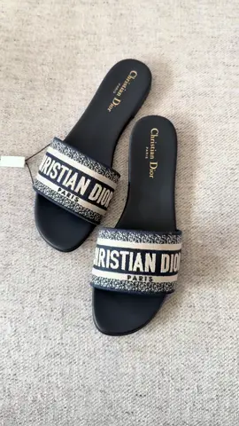 ✨ UNBOXING: DIOR SLIDES ✨ Pogledajte kako izgledaju Dior papuče izbliza 👀 Ovo je samo jedan od mnogih komada koje svakodnevno nabavljamo za klijente — direktno iz butika i sa proverenih sajtova. Bez putovanja, bez stresa — luksuz stiže pravo kod vas. 💬 Pišite u DM za sve detalje! #DiorUnboxing #LuxuryFinds #PersonalShopper  #LuxuryShopping  #UsluznaKupovina #UsluznaKupovinaSrbija #ConciergeService #Balkan #DiorSrbija 