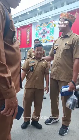 Sosok mungil namun penuh wibawa itu mencuri perhatian banyak pasang mata. Ahmad Bajuri (35), Kepala Desa Palampai, sontak menjadi pusat perhatian saat menghadiri Rapat Koordinasi Kepala Desa se-Kalimantan Tengah Di balik tubuh mungilnya Ahmad Bajuri membuktikan bahwa kepemimpinan tak diukur dari ukuran badan, melainkan keteguhan hati. Kepala Desa Palampai ini dikenal sebagai sosok visioner yang dicintai warganya. Ia disebut-sebut sebagai kepala desa bertubuh paling mungil se-Indonesia. Ahmad Bajuri adalah bukti hidup bahwa ukuran tubuh tak pernah menghalangi seseorang untuk menjadi pemimpin. Justru karena keunikannya itulah, ia mampu menyentuh hati masyarakat dan membangun desa dengan hati. Video: alfi yansen abu/lusiam marhani #seruyanpedia #kaltengpedia #opinibermakna #opinimasyarakat #seruyan #kalteng 