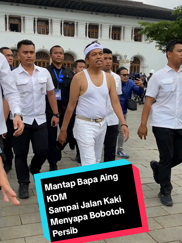 Luar Biasa Bapa Aing KDM. Baru saja sampai Gedung Sate. Langsung Jalan kaki menyapa Warga dan Bobotoh Dalam Hajatan Persib Juara #persibjuara #kdm #bapaaing #persibbandung 