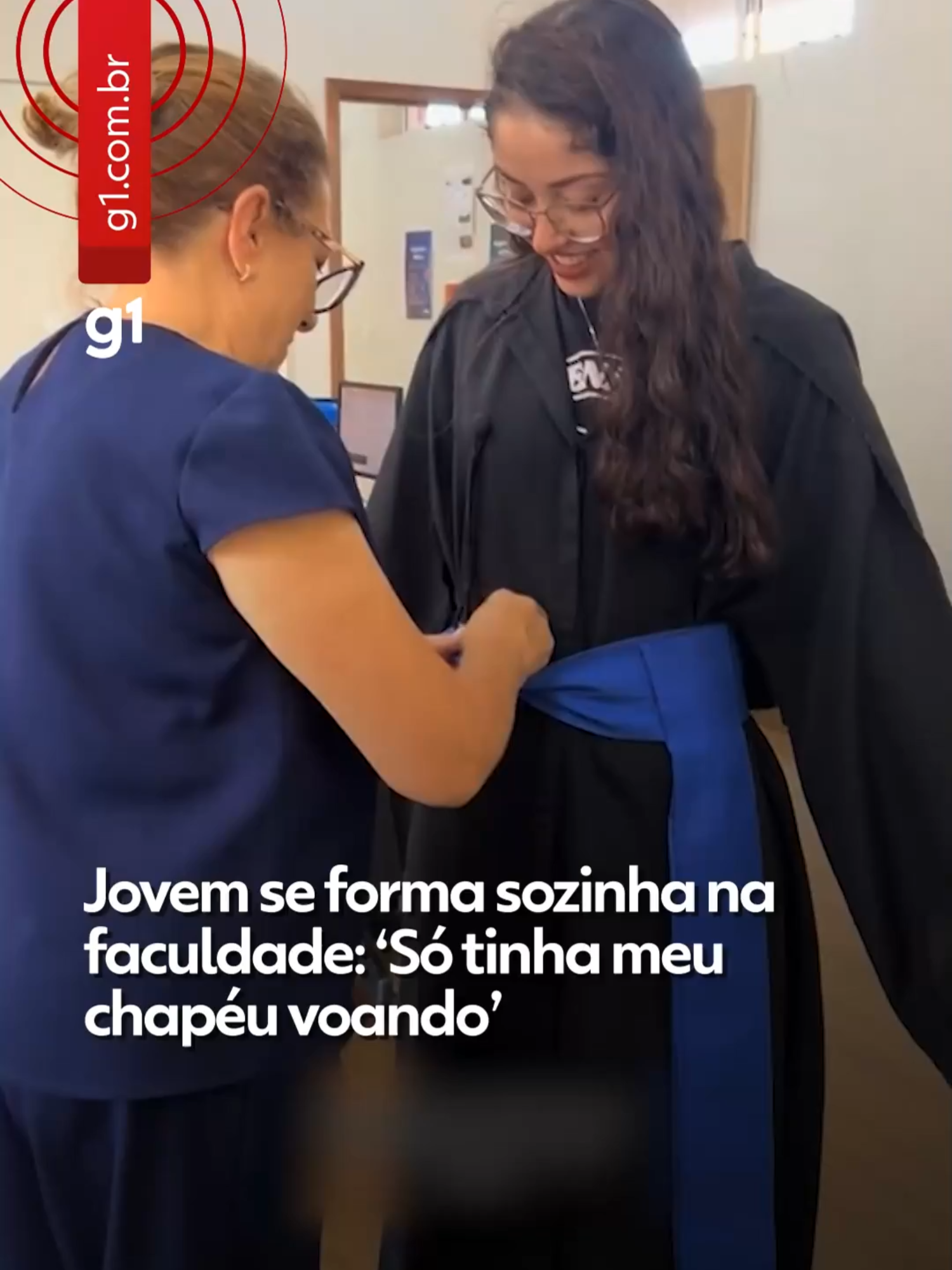 Festa toda para ela - Sabe aquela cena clássica de filmes americanos, quando todos os universitários, usando beca, jogam o chapéu de formatura para cima? Pois bem. Isadora Rezende, de 21 anos, até tentou tirar uma foto desse momento, quando se tornou bacharel em inovação, ciência e tecnologia, na Universidade Federal de Lavras (Ufla). Mas... só havia um chapéu voando. O dela. Isa não teve de negociar com ninguém sobre quem seria o professor homenageado na colação de grau. E seus pais foram poupados da experiência de, ao esperar a filha receber o diploma, ouvir centenas de nomes de outros alunos sendo chamados ao palco. Isso aconteceu porque Isadora foi a única da turma a se formar no tempo mínimo de 3 anos. Isa já havia encarado a experiência de cursar diversas matérias sendo a ÚNICA da turma, porque só ela demonstrou interesse em Engenharia de Produção. Mas a colação de grau do primeiro ciclo envolveria, em tese, os estudantes de todas as outras engenharias. Só que não é fácil ser aprovado “de primeira” em todas as disciplinas. Isadora foi a única a conseguir. Resultado: formatura solo. “Fui responsável por fazer tudo: o juramento, o discurso, o recebimento do mérito acadêmico... Foi um evento feito só para mim”, brinca. Veja a reportagem completa no #g1 #tiktoknotícias #educação #formatura #ufla #bacharel