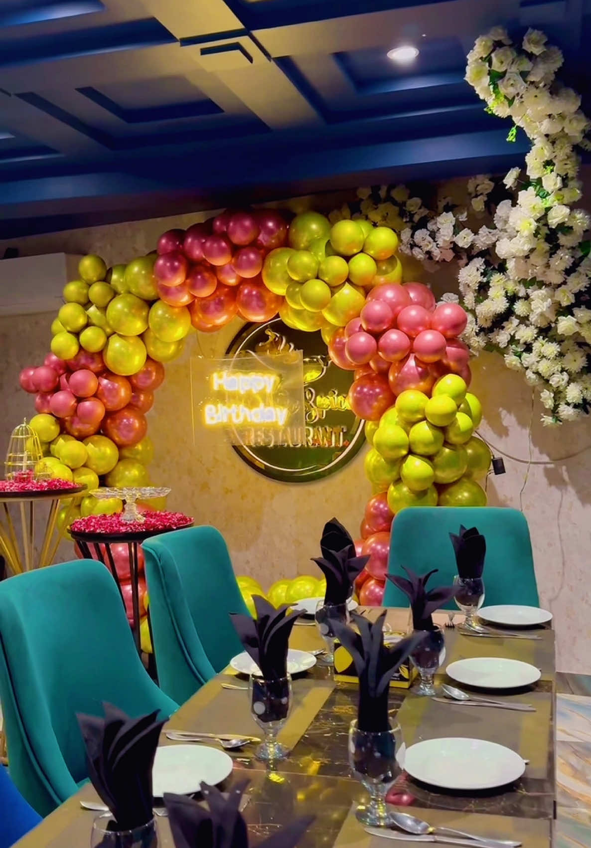 🎉 Celebrate Your Special Day at Vintage Spice! 🎂✨ Make your birthday unforgettable with delicious food, elegant ambiance, and unforgettable memories. Whether it’s an intimate gathering or a grand party — we’ve got everything to make your day extra special! 🥳🍽️🎈 📍Vintage Spice Restaurant, Rahim Yar Khan 📞 Reserve Now: 0312-2228510 #vintagespicerestaurant #birthdaycelebration #rahimyarkhan #celebrateinstyle #Foodie #finedining #Foodie #khanpur #sadiqabad 