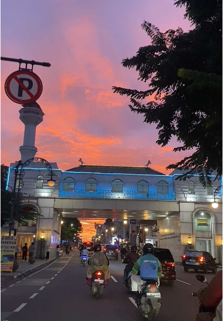 Kenapa bandung ? “Antara bandung dan senja” Bukan asli bandung tapi seneng banget sama kota ini :) #bandung #bandunghits #bandungbanget #braga #bragacitywalk #sore #senja #fyp #fyppppppppppppppppppppppp 