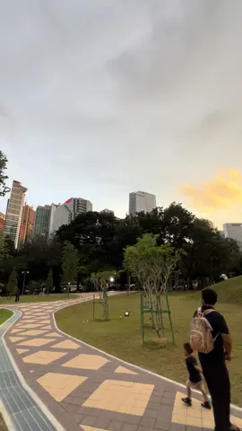 Jika masalah tidak ada jalan keluarnya, kita yang jalan jalan keluar🙂#kualalumpur #klcc #klcc_malaysia #twintower #indonesiaxmalaysia🇮🇩🇲🇾 #indonesiaxmalaysia🇮🇩🇲🇾 #sunset #fyp #foryou #foryoupage #fyppppppppppppppppppppppp #fypdongggggggg #fypシ゚ #healing #jalanjalan #yangpentinghappy 