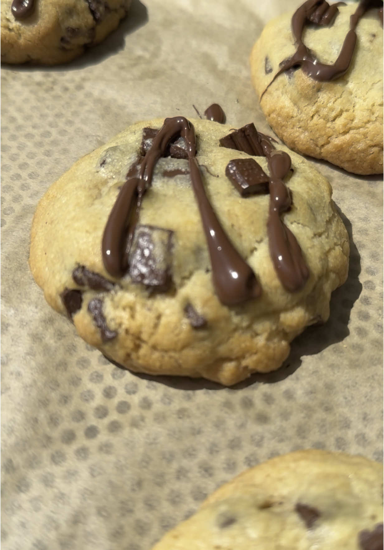 🍪Cookies moelleux au cœur fondant 🍪 J’ai fait ces cookies, ils étaient trop bons. Je les ai apportés à l’équipe de la boucherie du Brusc pendant que je tenais un stand, et tout le monde les a validés.😉 📍Recette 📍  (pour 10  cookies) 	•	120 g de beurre mou (pas fondu) 	•	100 g de sucre roux (ou cassonade) 	•	50 g de sucre blanc 	•	1 œuf 	•	1 c. à café d’extrait de vanille 	•	220 g de farine 	•	1/2 sachet de levure chimique (ou 5 g) 	•	1 pincée de sel 	•	120 g de pépites de chocolat (ou chunks) 	•	10 carrés de chocolat noir @nestledessert_officiel  👩‍🍳 Préparation avec Thermomix 	1.	Mélanger le beurre et les sucres : Mettre le beurre mou, le sucre roux et le sucre blanc dans le bol. 👉 30 sec / vit 3. 	2.	Ajouter l’œuf et la vanille : 👉 15 sec / vit 3. 	3.	Ajouter la farine, la levure et le sel : 👉 20 sec / vit 4. Racler les bords. 	4.	Ajouter les pépites de chocolat : 👉 10 sec / sens inverse / vit 2.5. 	5.	Former les cookies : Prendre une cuillère de pâte, l’aplatir légèrement, insérer un carré de chocolat, refermer et former une boule. 	6.	Cuisson : Déposer les boules bien espacées sur une plaque recouverte de papier cuisson. 👉 Cuire à 180°C (four préchauffé) pendant 10 à 12 minutes. Ils doivent être à peine dorés. Laisser refroidir sur la plaque pour qu’ils finissent de se raffermir. 👩‍🍳 Préparation sans Thermomix 	1.	Dans un saladier, battre le beurre mou avec les sucres jusqu’à obtenir une texture crémeuse. 	2.	Ajouter l’œuf et la vanille, bien mélanger. 	3.	Incorporer la farine, la levure et le sel. Mélanger juste ce qu’il faut. 	4.	Ajouter les pépites de chocolat, mélanger à la spatule. 	5.	Former les cookies comme indiqué plus haut, en mettant un carré de chocolat au centre. 	6.	Cuire de la même façon. ✨ Astuces 	•	Tu peux les mettre au frigo 30 min avant cuisson pour un effet encore plus dodu. 	•	À la sortie du four, ils doivent être encore mous au centre : c’est normal. 🍃🍃🍃🍃🍃🍃🍃🍃🍃 #ensembleencuisine #foodporn #food #foodstagram #foodreels #FoodLover #Foodie #blondie#eat #instagood #instagram #instafood #instablogger #instalove #instamoment #delicious #chocolate #faitmaison #reels #recette  #happy #gourmandise #influencer #chocolat #astuce #reels #weekend #viral #viralvideos  #video #reelsinstagram #tik_tok #tiktokfood 