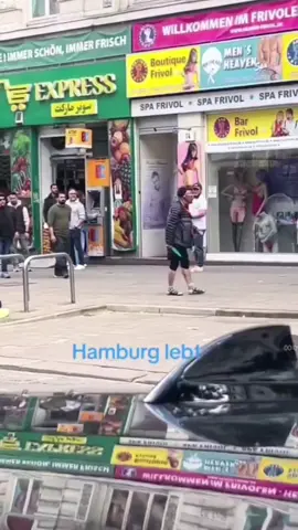 Hamburg 🕌 | Steindamm | 24. Mai 2025 Ein offenbar verwirrter Mann führte ein Messer bei sich und stellte eine potenzielle Gefahr für Umstehende dar. Ein Passant zögerte nicht lange, schlug dem Mann das Messer aus der Hand und konnte so vermutlich Leben retten. Die Polizei wurde umgehend verständigt und war schnell vor Ort, um die Lage zu sichern.  #Hamburg #safeourchildren #freedom #rabbidhole #wakeup #Sommer 