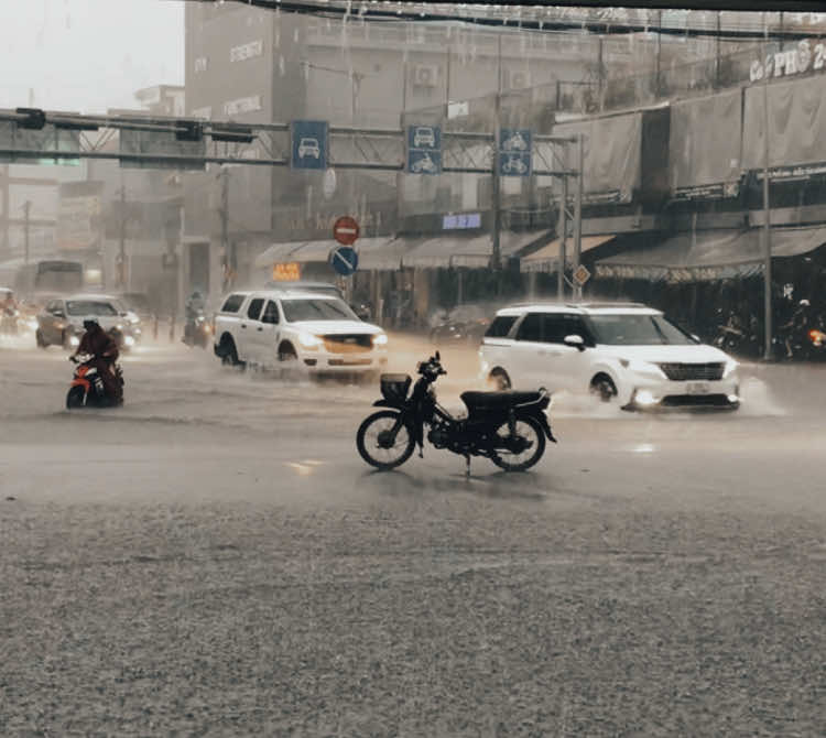Cần Thơ những ngày này mưa hối hả, Em vội vàng xoá tất cả về anh. #xuhuong #nhachaymoingay #cantho 