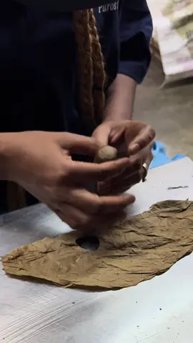 Everyone has a ritual for taking the cap off but there’s so much more to ensuring the cap is on perfectly 👌🏻 here the masters at work showing us the craftsmanship required to create these individual pieces of artwork 😍 lightening quick assembling from the hands of the torcedores⚡️at the #EGM #Factory in the Dominican Republic. 🇩🇴 #asmr #asmrsounds