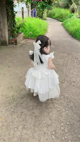 Công chúa của em , đầm e có bán nhe 