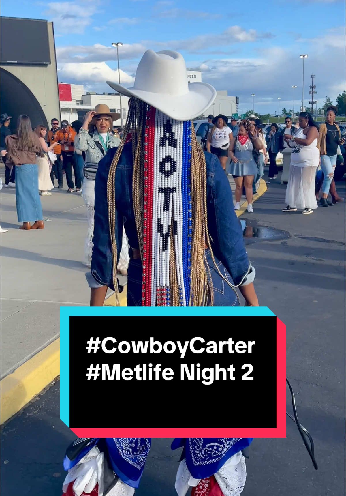 SHE COMINGGG ❤️🤍💙 #cowboycarter #metlife #AOTY @Beyoncé  @SirDavis #beyhive 