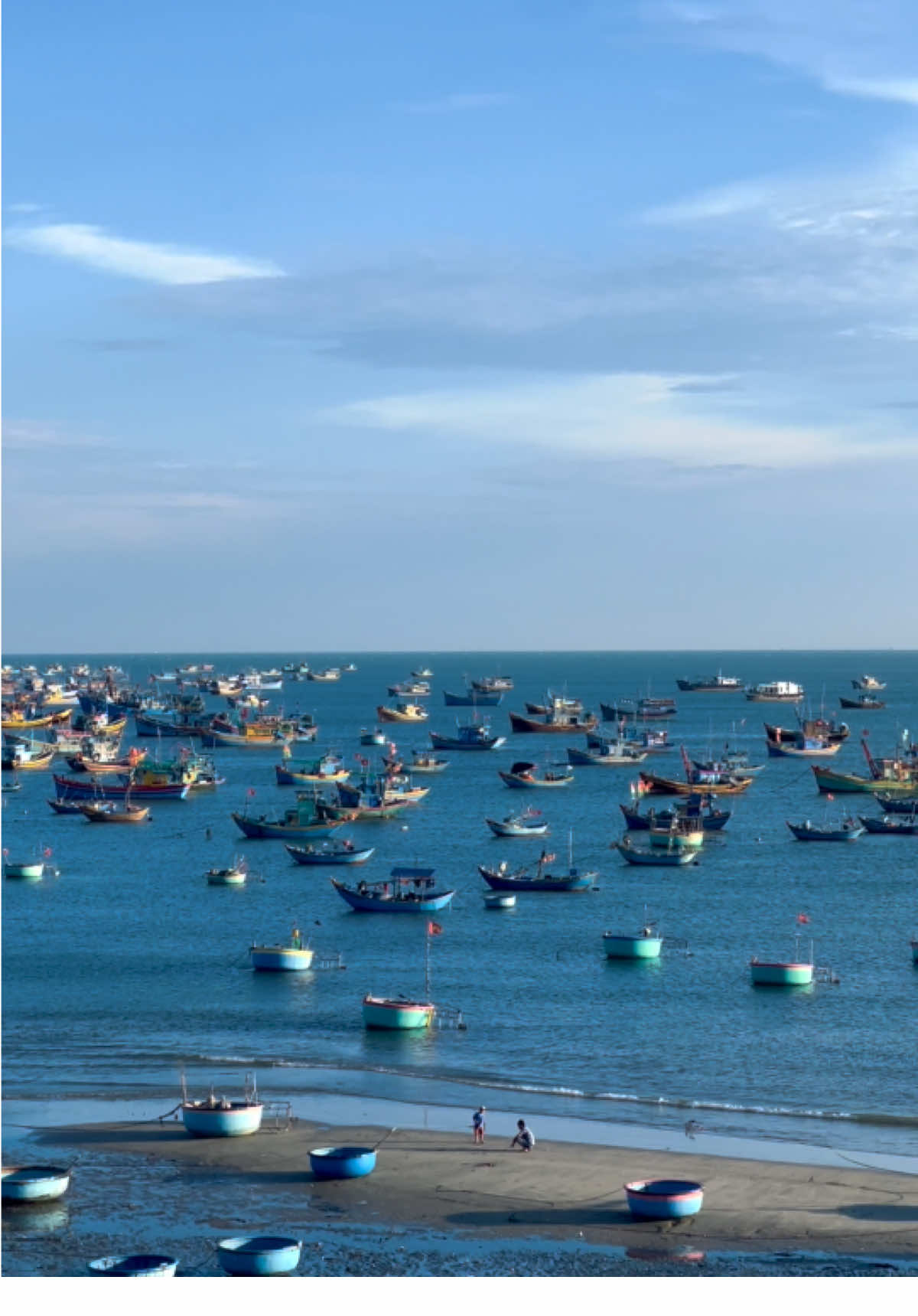 Làng chài chiều hôm ấy  Sự bình yên là thứ tôi gặp được trong chuyến đi này  📍Làng chài Mũi Né - Phan Thiết - Bình Thuận Địa điểm này so với tưởng tượng của tôi lúc chưa đặt chân tới đây thì cũng khác phết Trong khi dựng kế hoạch thì tôi nghĩ đây là 1 ngôi làng ở tít xa xôi, ngồi trên cát và nhìn những chiếc thuyền ngoài xa Thực tế thì ở đây náo nhiệt lắm, hàng quán, chợ hải sản xôn xao, có cả quán cafe mấy tầng ngắm hoàng hôn được nữa 🌅 #binhthuan #phanthiet #muine #coboomdidauday #xuhuong #traveltiktok #beachvibes #langchaimuine 