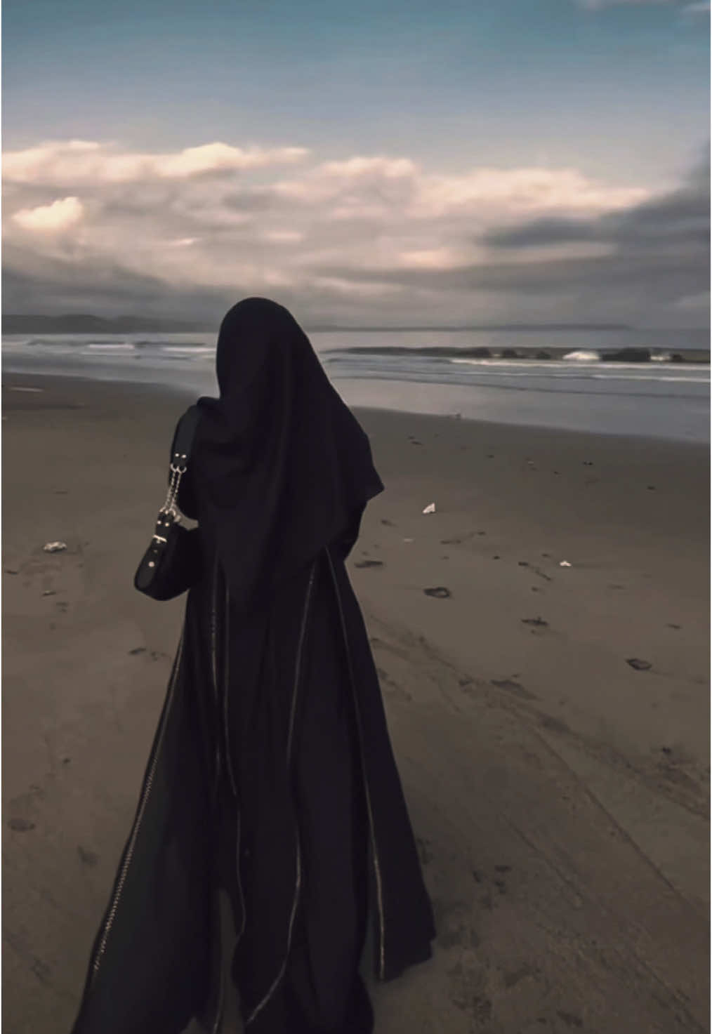 “Terlihat tenang namun menyimpan beribu-ribu kerinduan”#CapCut #fyp #pantai #abaya #indiasong 