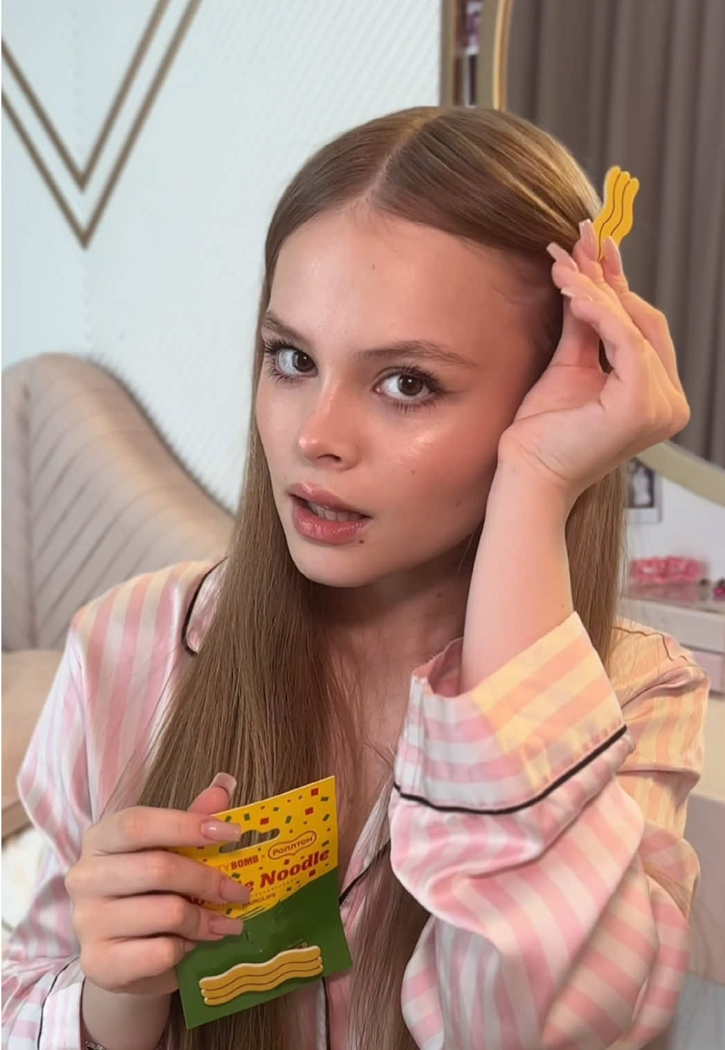 Ребята, смотрите, какая крутая яркая коллаборация вышла у Beauty Bomb и Роллтон! Все продукты выглядят не только красиво, но и аппетитно) Мой личный фаворит - палетка теней: просто посмотрите, какой классный дизайн и пегментированные цвета! Кстати, новый вкус быстрой лапши Роллтон стал моим любимчиком! Знаю, что буду брать собой в дорогу в новом туре) Приобрести новую коллекцию Beauty Bomb x Роллтон можно в Магнит Косметик💛