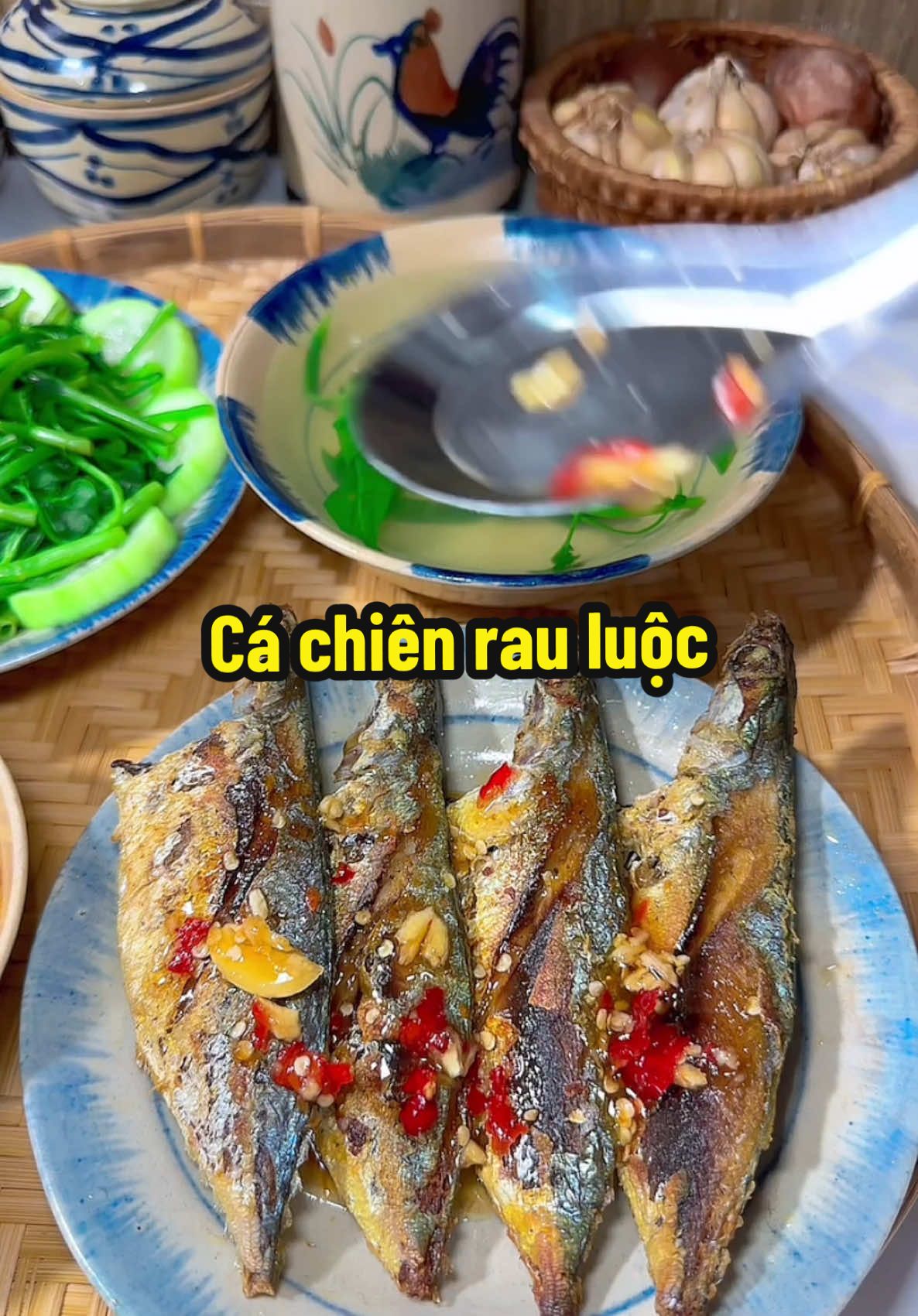 #xuhuong Nhiều nguời nói  chỉ có nghèo mới ăn vậy , ai nói gì nói chứ e vẫn thích ăn cơm đơn giản trứng dầm, rau luộc chấm nước mắm cá chiên vậy mà ngon#bepcovang #monanngon #homnayangi #LearnOnTikTok 