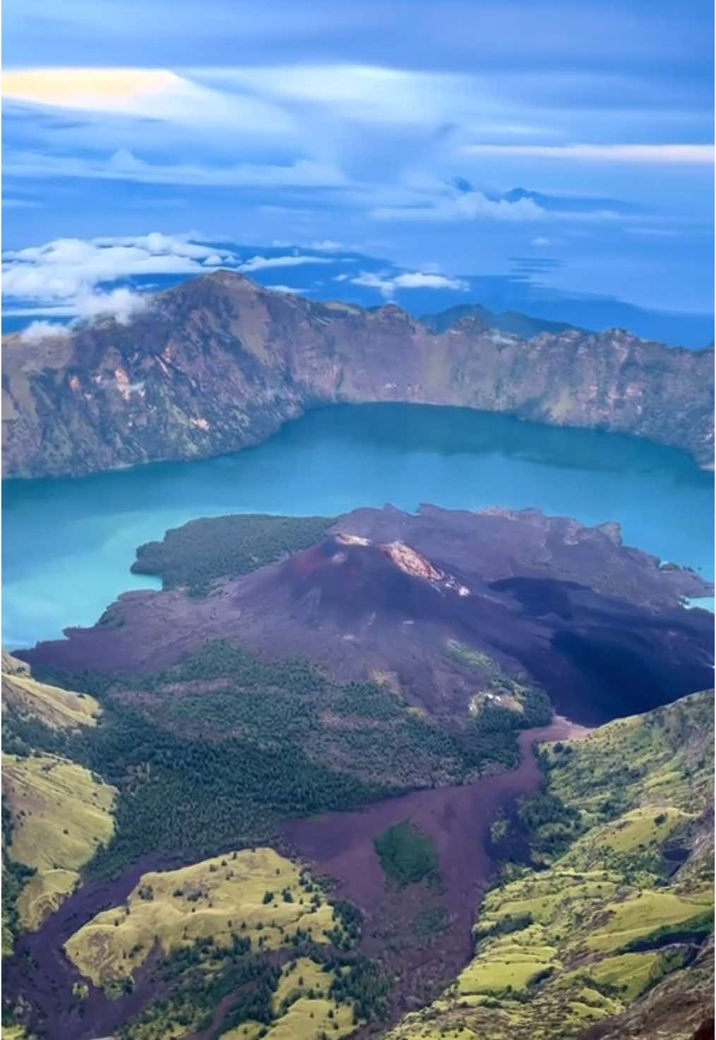 very beautiful😍❤️ #rinjani3726mdpl #rinjanimountain #lettere #lettererinjani #mendakigunung #montain 