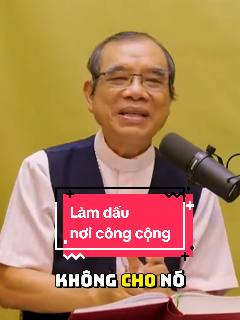 Bạn có ngại làm dấu nơi công cộng không ? #baigiangconggiao #lmgiusetrandinhlong #tinthac #chagiusetrandinhlong 