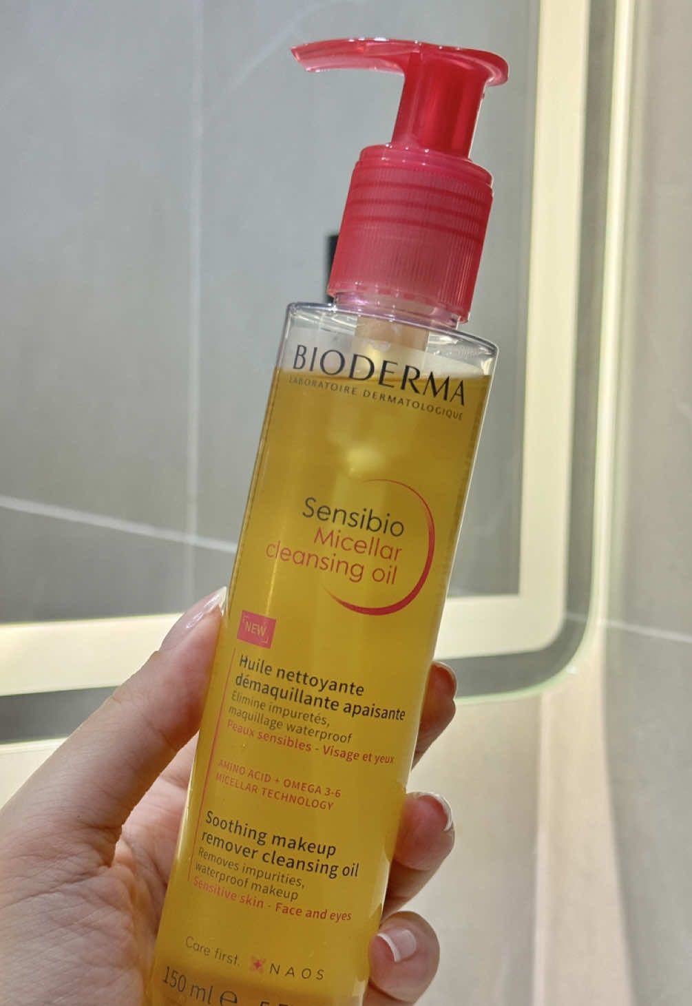 𝐵𝐼𝑂𝐷𝐸𝑅𝑀𝐴 The cleansing product I use every day these days. gentle and moisturizing. No need for a second cleanse.☁️ @Bioderma Vietnam  #biodermavietnam #cleansingoil #bioderma #sensibiomicellarcleansingoil 