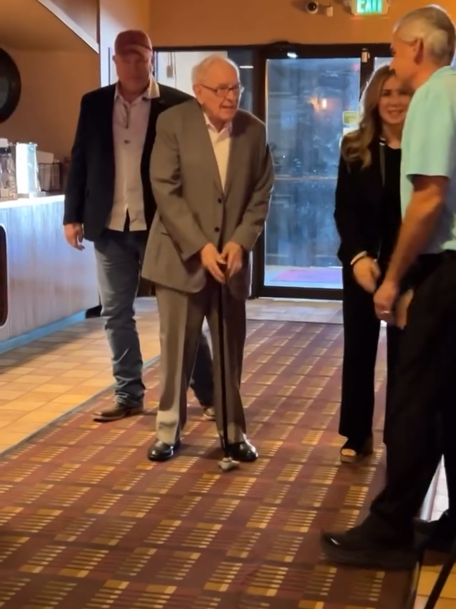 Warren Buffett foi visto na tradicional churrascaria Cascio's, localizada em Omaha, Nebraska, cidade onde vive e que também é sede da Berkshire Hathaway. O restaurante é conhecido por seu ambiente acolhedor e é um dos locais preferidos do megainvestidor há décadas. #mercadofinanceiro #bolsadevalores #investimentos #stockpickers 