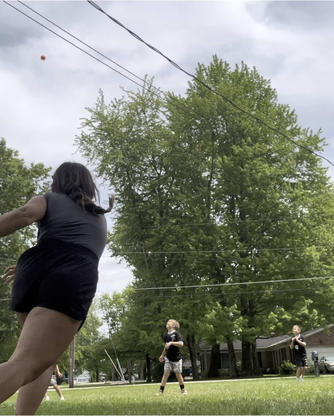 This view isn’t doing me any favors 😭🤭 BUT.. the “she can’t hit” I had to show the triplets (Cole, Izick and Izaiah) who can hit 😂 #frontyard #baseball #memorialweekend #cousins #fletcher #slack #saturdayspent #familytime 🤍