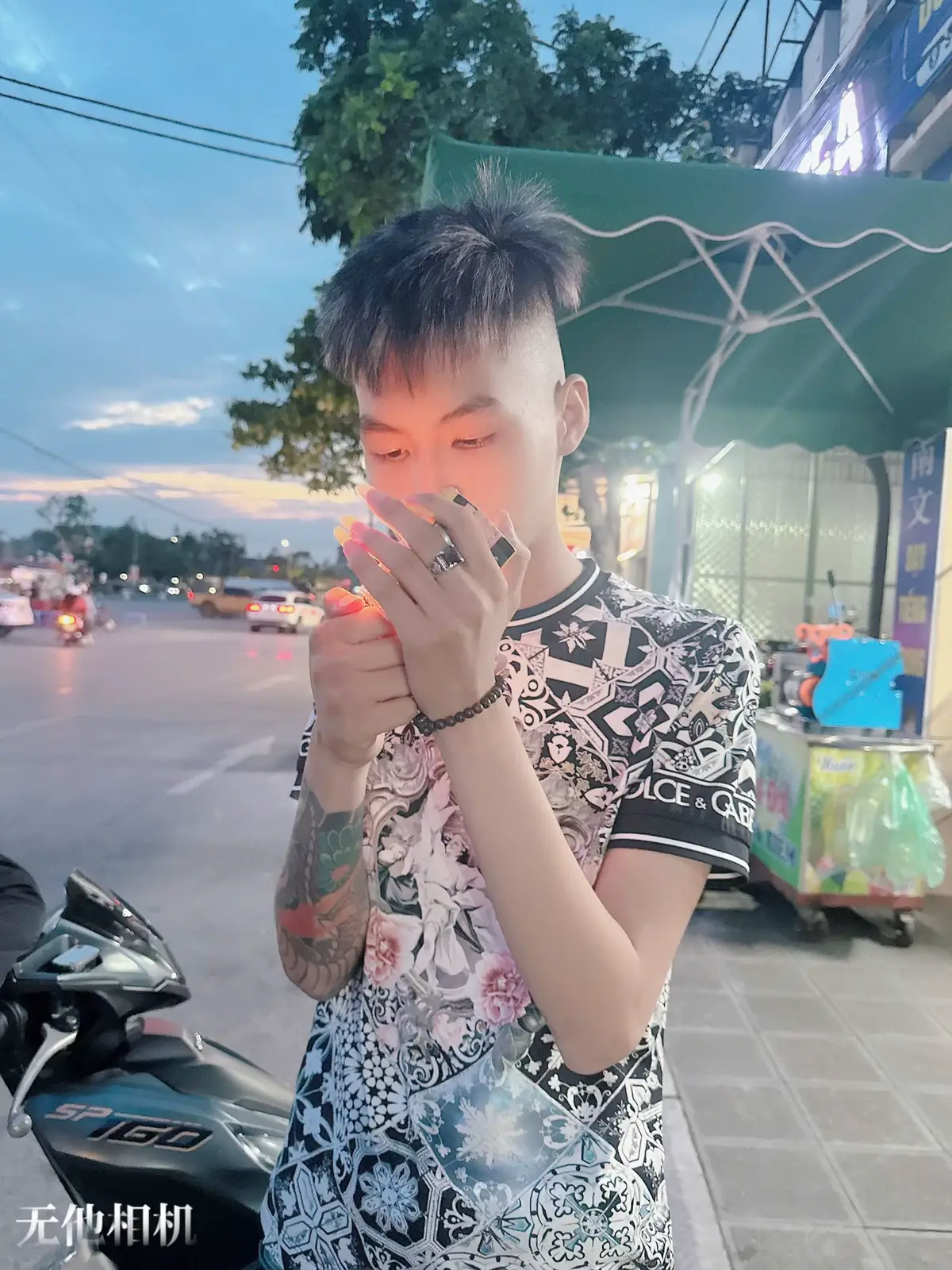 Tình yêu không phải là tìm một người hoàn hảo, mà là học cách nhìn thấy sự hoàn hảo trong một người không hoàn hảo...