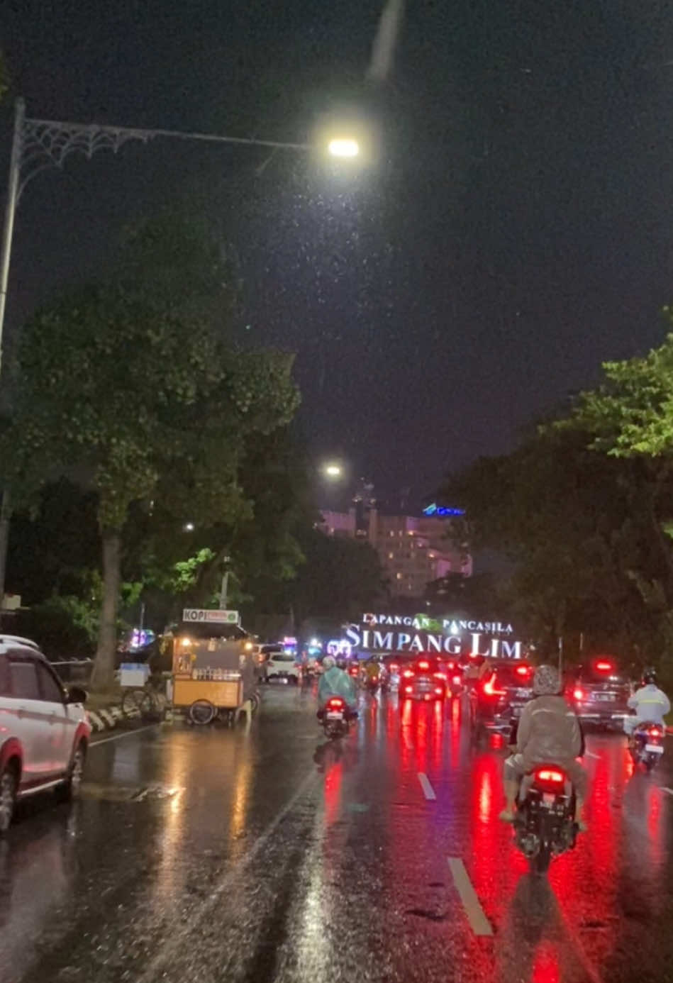 simpang lima dan hujan malam itu #simpang5semarang #fyp #sadvibes #musimhujan 
