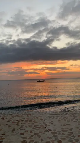 Menanti fajar menyapa di ujung timur Pulau Dewata #sunrise #bali 