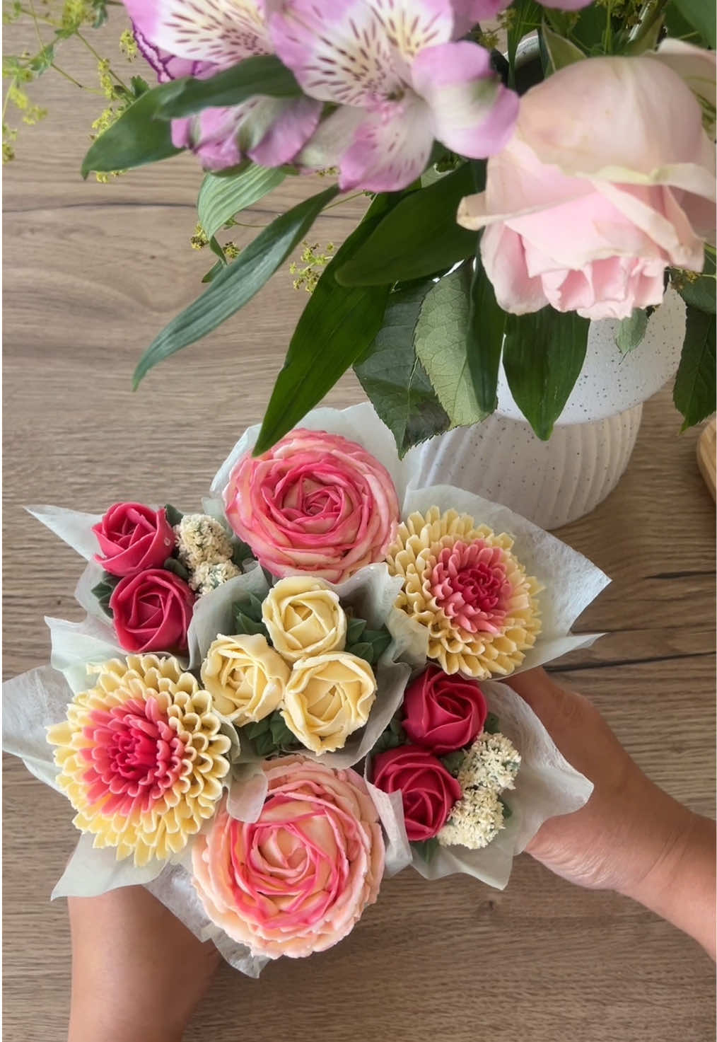 Aussi beaux qu’un vrai bouquet, mais bien meilleurs à croquer #cupcake #bouquet #flowers #bouquetofcupcakes #Bouqcakes #bouquetofflowers #amour 