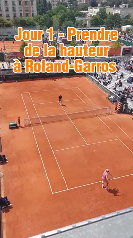 Début du tournoi. Vue imprenable sur Roland-Garros… le temple de la terre battue  #pourtoi #fyp #tiktokfrance #vueduciel #droneview #rolandgarros #RG2025 #frenchopen #tennistok #courtphilippechatrier #voyagefrance #sportlifestyle #sportaddict #travel #sportstiktok #sporttiktok #paris #reels__tiktok #foryourepage #rolandgarros2025 #grandslam 