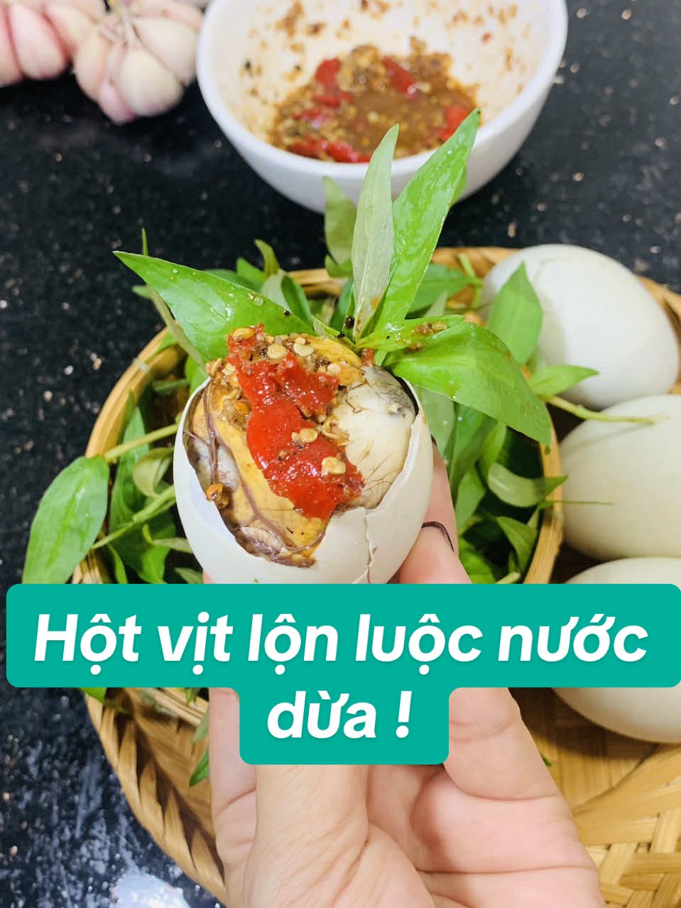 Ăn vịt lộn luộc nước dừa bỏ thêm xã cây luộc ngon thêm nữa nghen mấy chi#MẹHoàiAnbếpnhà #nấuăncùngtiktok #hộtvịtlộn #xuhuong 