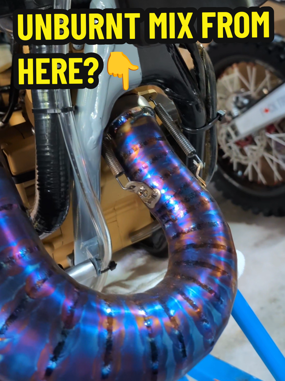 Replying to @judahsab Broken springs could also cause leaking or a raddle. Cheap & easy fix, the kit typically comes with orings + springs! I've had better luck with certain kits over the years, especially with spring life. #thetwosmoker #2stroke #dirtbike #exhaust #seal #spring #leaking  #greenscreen #mototok #foryoupage 