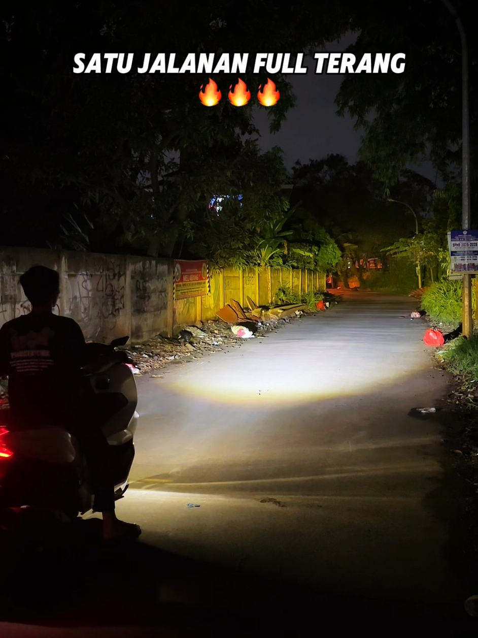 D2 Competition by @bullaes bisa seterang apasih? 🤔 Udah pasti bisa menerangi jalanan yang gelap, hujan dan berkabut 🔥 Untuk harganya cuma:  D2 Competition @bullaes 350 ribu ✅ Relay set laser v2 @kywimotoshop17 100 ribu ✅ Untuk pasang di tempat, workshop kita ada di Depok 2 tengah di sebelah klinik sobat gigih Jl. Kemakmuran Raya No.25, RT.03/RW.01, Mekar Jaya, Kec. Sukmajaya, Kota Depok, Jawa Barat 16411 Untuk kirim - kirim bisa melalui Whatsapp : 088291104437 Shopee : kywimotoshop_17 Bukalapak : kywimotoshop17 Tokopedia : kywimotoshop Atau bisa langsung DM instagram kita 😁👍