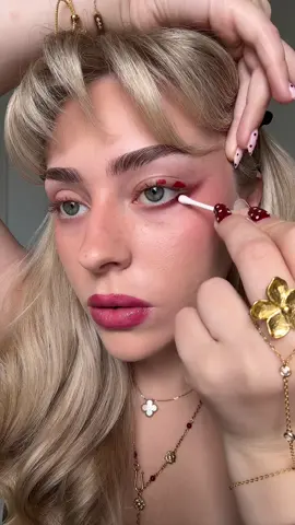 burgundy eye makeup >>> 💋 original creator: @ana_beautyy2024  products i used: @VIEVE eye wand in espresso  @YSL Beauty lipstick in shade RM (used on the eyes)  @urban decay moondust eyeshadow in space cowboy  @Lancôme flutter extension mascara  #makeup #makeuptutorial #makeuptips #hack #makeuphacks #eyeshadowtutorial #beautyhacks 