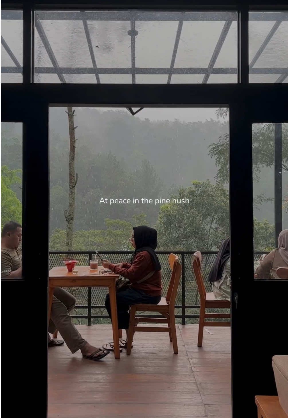 Salah satu tempat di tengah hutan pinus yang vibesnya tenang dan nyaman, ditambah hujan jadi makin syahdu ✨🌧️ - @Hutan.Cempaka  #hiddengems #pandaanhits #prigenpasuruan #cafepasuruan #cafeprigen #hutancempakaprigen 