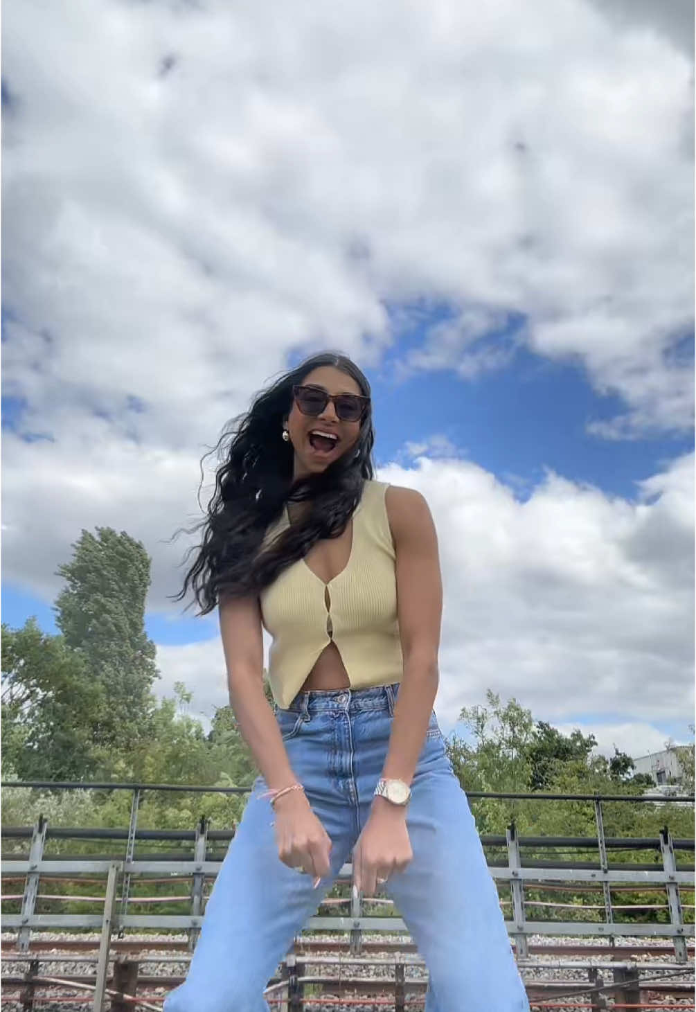 Bank holiday movements…whoa whoa whoa 🎵🤠 #fyp #foryoupage #london #GymTok #girlssupportgirls #Fitness #fitnessmotivation #dancetrend #shakelegdance #moves #bankholiday #Summer 