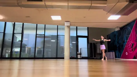 Repasando una combinación de la última clase. Podría ser mejor, pero por lo menos he memorizado los pasos, ahora a por la técnica! 🙃🩰 - 3 clases #ballettok #barcelona #foryou #fy #paratiiiiiiiiiiiiiiiiiiiiiiiiiiiiiii #pt #foryoupagе #dance #ballet #beginner #seguimos 