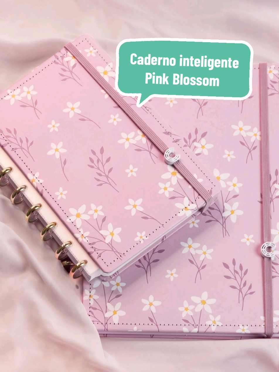 🌸 Delicado, versátil e apaixonante: o Caderno Inteligente Pink Blossom é perfeito para quem ama organização com estilo! Com sua capa floral e tons suaves, ele transforma qualquer momento de estudo ou planejamento em puro encanto. Troque folhas, adicione acessórios e personalize do seu jeitinho! Compre em nosso site: www.docepaperpapelaria.com.br  #papelariacriativa #papelariafofa #papelaria #cadernointeligente 