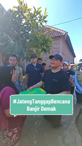 Minggu (25/5), Gubernur @Ahmad Luthfi meninjau langsung lokasi rob di Kecamatan Sayung, Kabupaten Demak. Untuk penanganan jangka pendek akan dilakukan normalisasi sungai di wilayah Sayung. Terkait Hal tersebut gubernur sudah koordinasi dengan Balai Besar Wilayah Sungai (BBWS), dan rencananya segera menggelar koordinasi lanjutan mengenai rencana aksi riil di lapangan. Penanganan rob di Sayung juga sudah dikoordinasikan dengan @Kementerian PU yang solusi  jangka panjangnya adalah membuat giant sea wall bagian dari  proyek strategis nasional (PSN) yang diperkirakan selesai tahun 2027.  Di momen tersebut gubernur juga memberikan sejumlah bantuan untuk warga. #jawatengah #provjateng #banjirsayung #robdemak #sayungdemak #jatengtanggapbencana #gubernurjateng #AhmadLuthfi #ngopeninglakoni #HumasJateng @Luthfi Yasin Official 