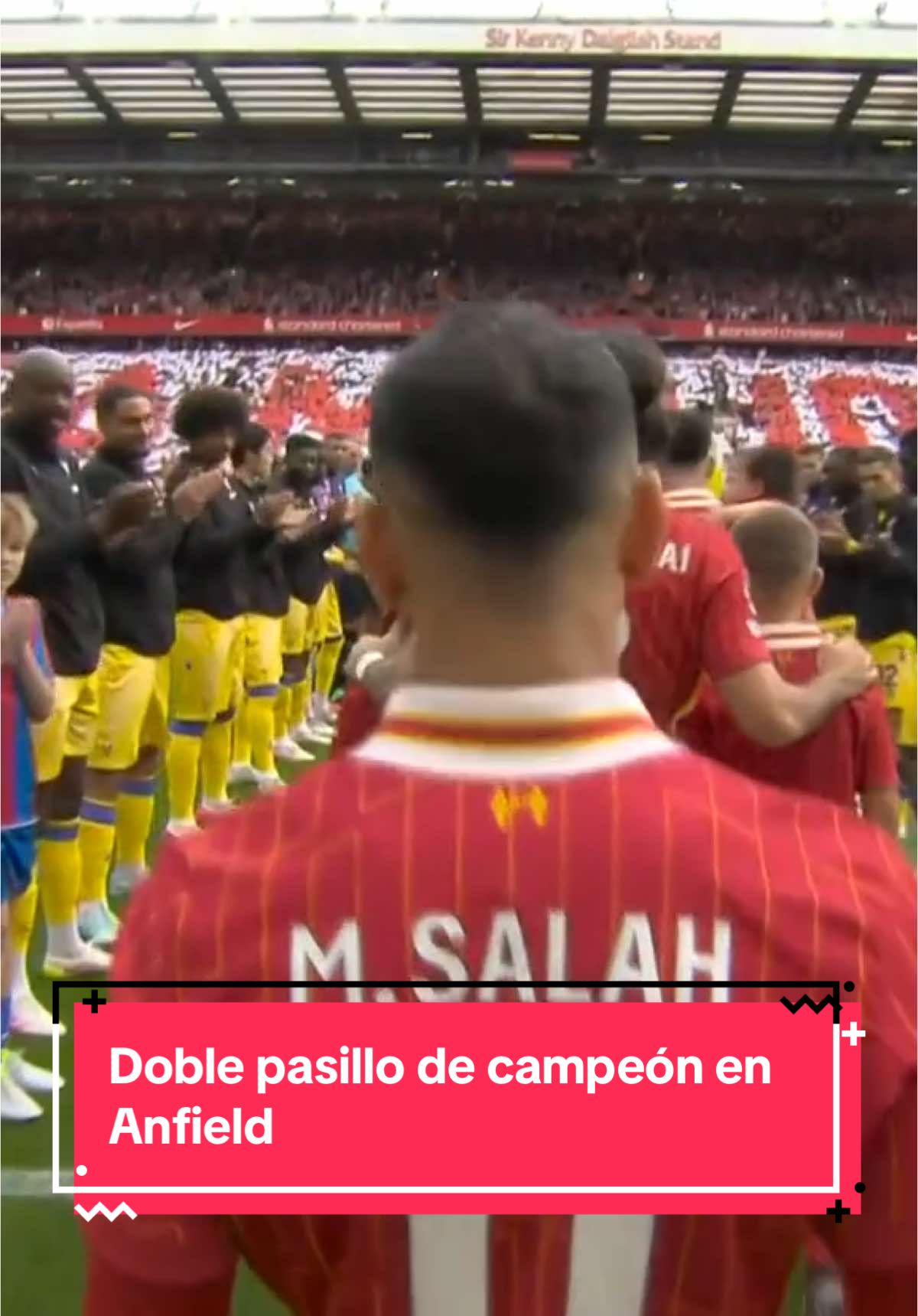 ¡Momentazo de respeto mutuo! 👏🏼 🙌🏼 Crystal Palace le hizo pasillo al campeón de la Premier, y Liverpool devolvió el gesto por su título de FA Cup. 🏟️ Dos gigantes rindiéndose homenaje en un acto que puso la piel de gallina en Anfield. #LigaPremierTD