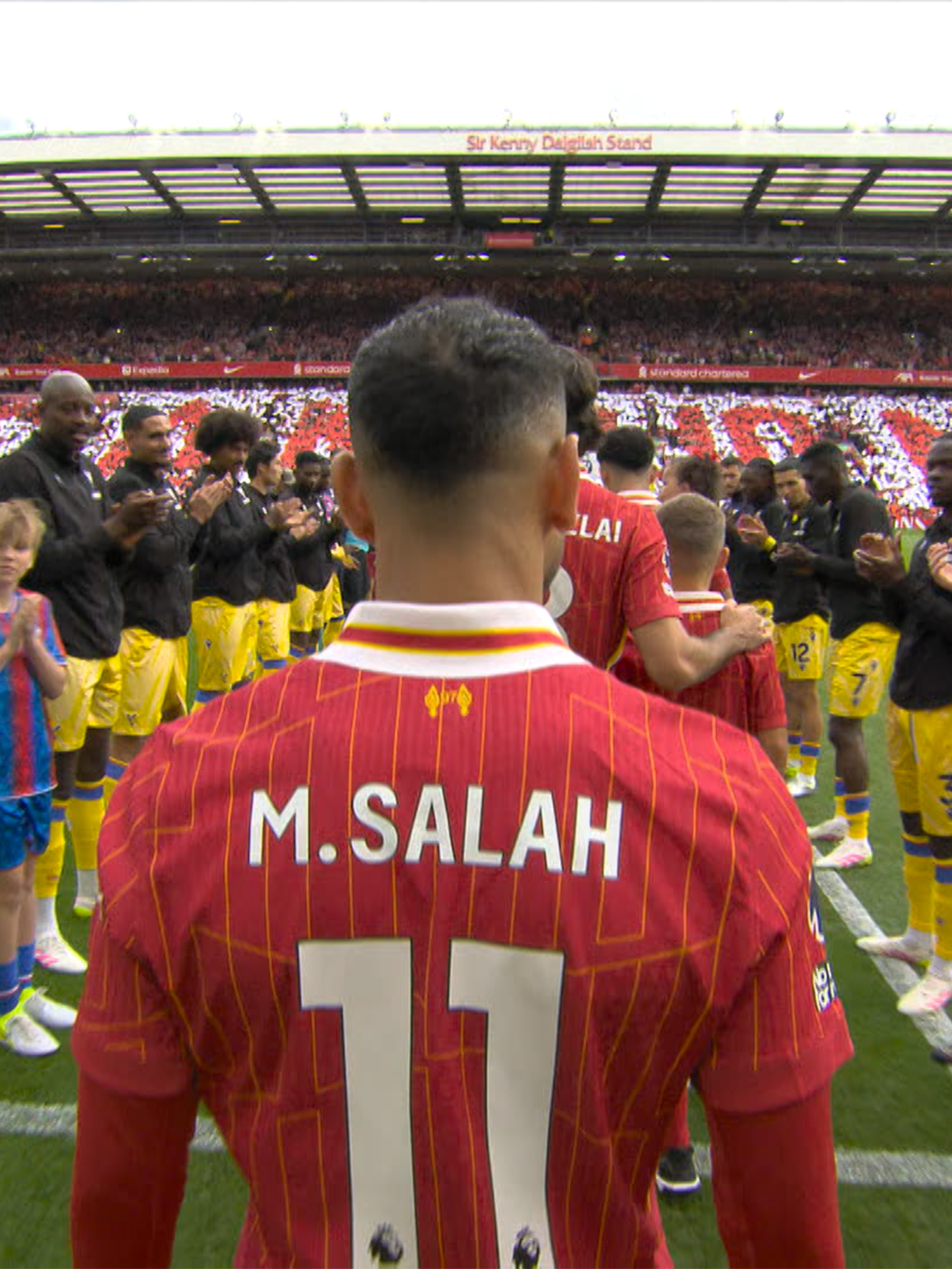Liverpool 🤝 Crystal Palace 🏆 The Premier League and FA Cup champions give each other guards of honour to celebrate their trophies. #PremierLeague #FACup #CrystalPalace
