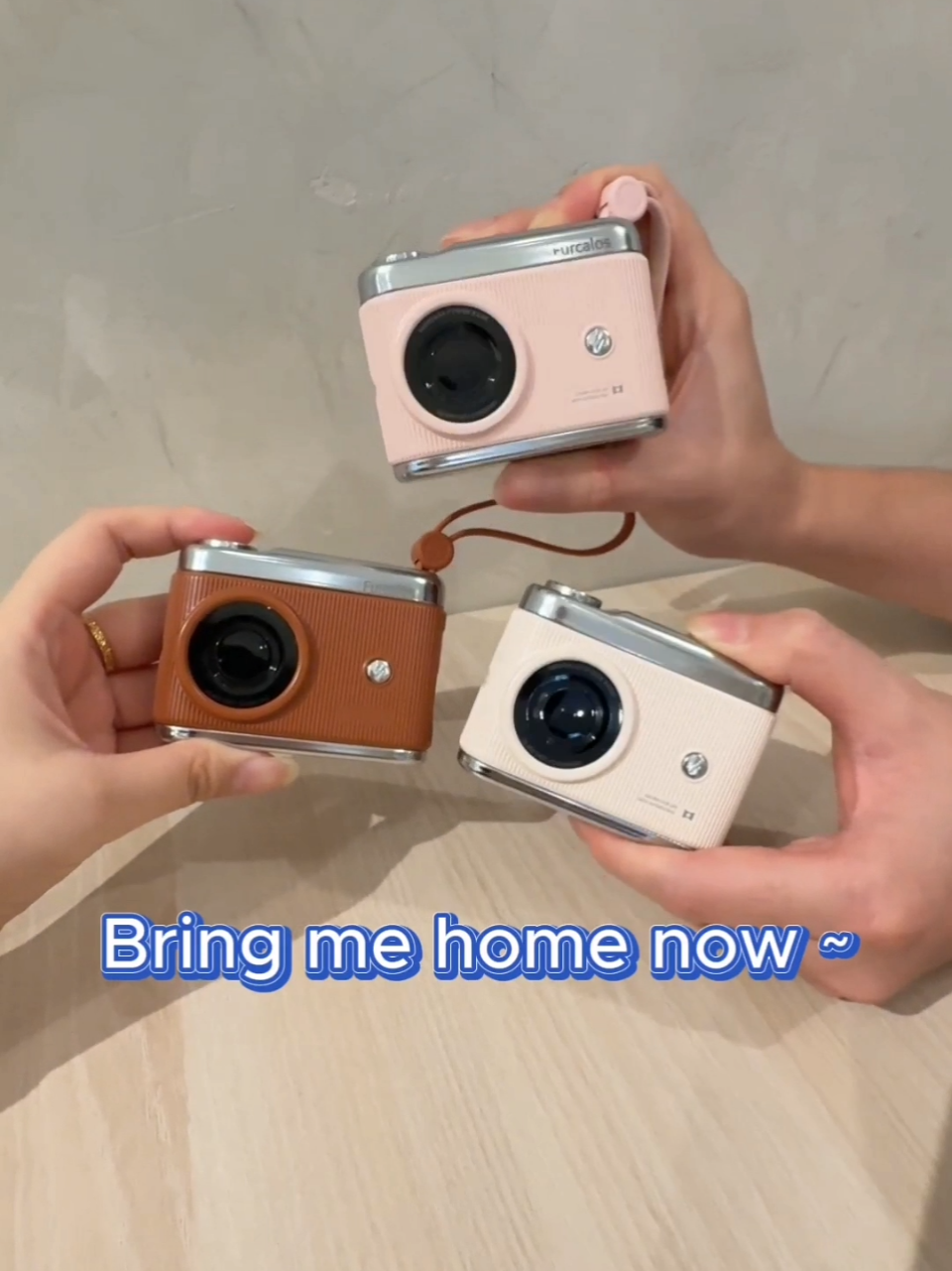 📸 Power bank rare ni confirm tarik perhatian! Design macam kamera retro, tapi sebenarnya power bank 10000mAh dengan pengecasan pantas 22.5W ⚡ Unboxing Furcalos Retro Camera Power Bank – Gabungan gaya & fungsi, memang puas hati 😍 ✔ Ada kabel Type-C & Lightning siap built-in ✔ Reka bentuk compact, senang bawa travel ✔ Lampu LED gaya flash kamera, unik gila! ✔ Sesuai untuk daily charge atau jadi gift 🎁 Bukan sekadar cantik, tapi memang power dan praktikal! Letak dalam beg pun ringan je – orang tengok confirm tanya beli kat mana 😆 #Furcalos #PowerBankRetro #GajetRare #PowerBankUnik #RetroCameraStyle #PowerBankMalaysia #ShopeeFindsMY #UnboxingGajet #TeknologiGayaLama #gajetharian 