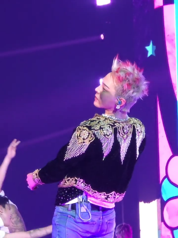 Ôi cái nghiêng người của ảnh  kìa 👑👑👑 #GDRAGON2025  #GDRAGON_DRAMA  #GDRAGON_ÜBERMENSCH  #GDRAGON_TOOBAD  #legendofkpop #gdragon #GDRAGON #kingisback #xuhuong #trending #idol #kpop #concert #kingofkpop #bigbang 