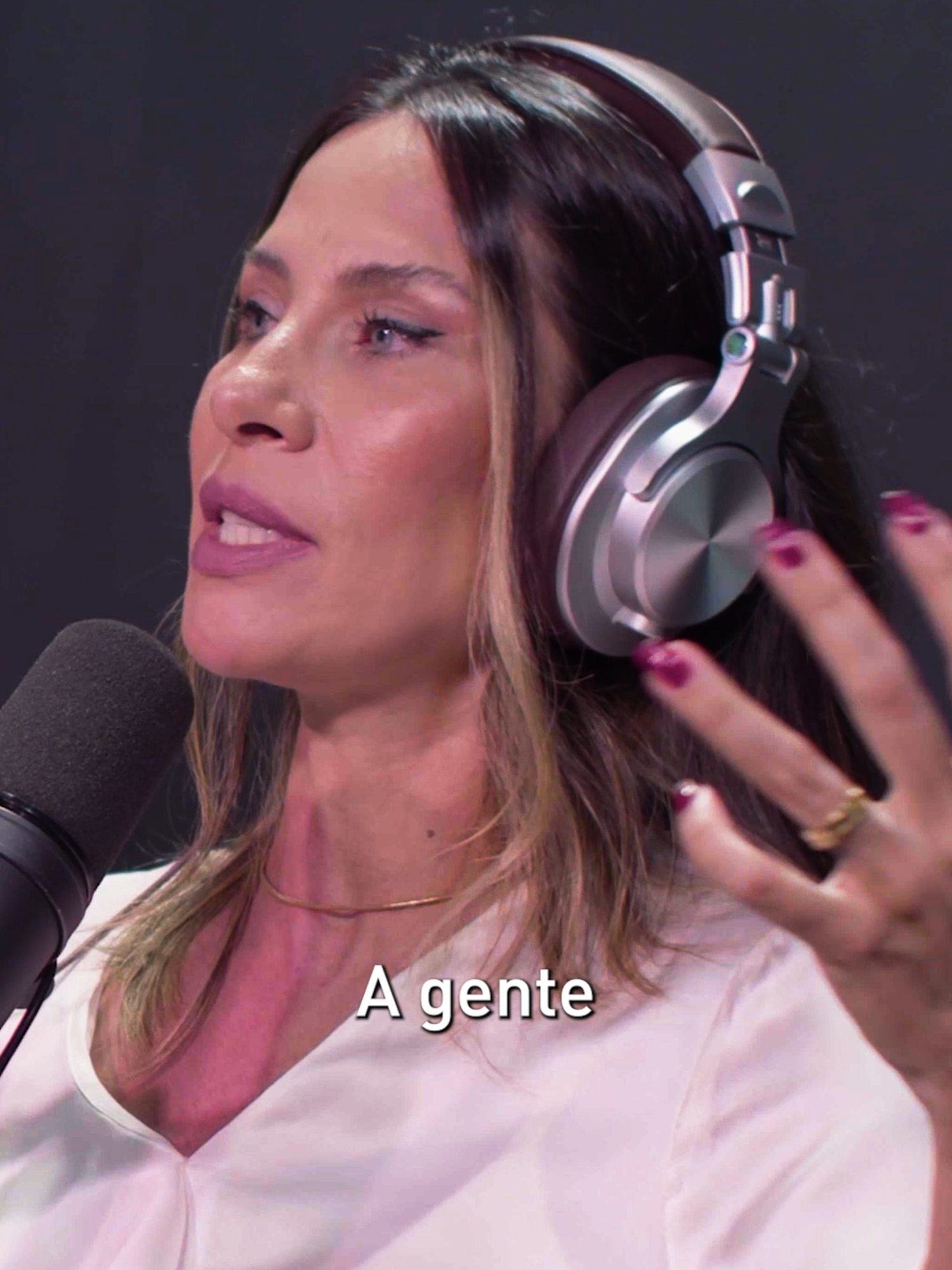 Sem reconhecer a miséria da alma, não há redenção O milagre do evangelho é quando você fi nalmente se vê. Júlio Filho fala sobre uma verdade muitas vezes ignorada: nós só entendemos a boa nova quando encaramos a má notícia — a miséria da nossa alma. 💔 Sem Cristo, somos perdidos, podres, incapazes de alcançar a Deus por nós mesmos. Mas a esperança está na cruz — no sofrimento, nos méritos e na vitória de Jesus. Essa mensagem não é para quem acha que está bem. É para quem reconhece que precisa de um Salvador. #PositivamentePodcast #JulioFilho #MilagreDoEvangelho #IdentidadeEmCristo #GraçaDeDeus #EvangelhoPuroESimples #CristianismoVerdadeiro #DependênciaDeDeus #SóCristoSalva #BoaNova #FéCristã #PodresSemCristo #Redenção #CristoÉOCaminho #MisériaDaAlma