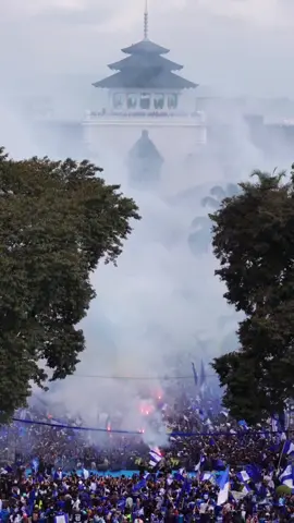 LAUTAN BIRU! 💙⭐⭐⭐⭐ Ratusan ribu Bobotoh memadati jalanan dari Balai Kota hingga Gedung Sate untuk merayakan kemenangan Persib Bandung, Minggu (25/5/2025). Persib Bandung berhasil mencetak sejarah baru dengan menjuarai kompetisi BRI Liga 1 selama dua musim berturut-turut. #infocimahi #kotacimahi #cimahi #bandung #jawabarat #persibjuara #persibbandung #euforia #liga1🎥: @zaidanrizqullah