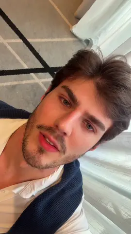 Sou muito calmo falando em vídeo né? Nem parece que na vida real sou ligado no 220v #autocuidado #sobrancelhas 