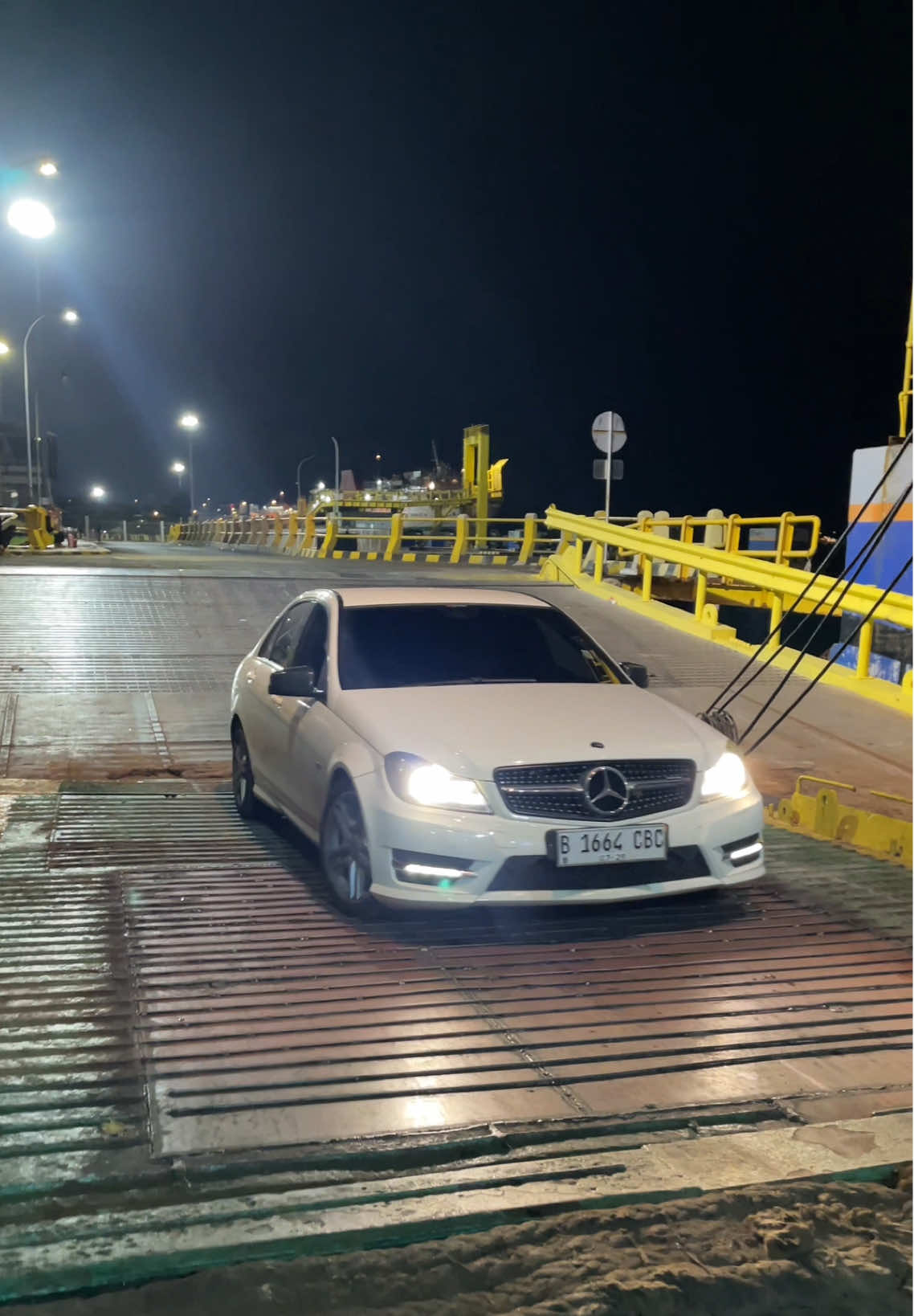 Kita pulang yaa..  #mercedesbenz #w204 #c250amg #amgline #fyp #masukberandafyp #xyzbca #padangjakarta 