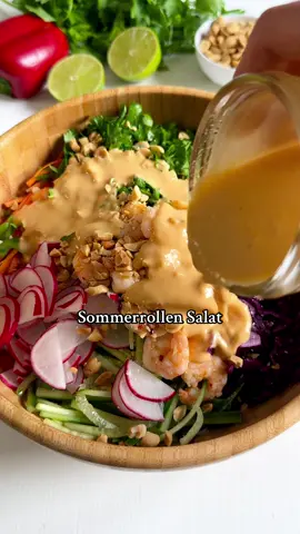 Sommerrollen Salat  Dieser Salat ist eine tolle Alternative zu Sommerrollen, wenn es schnell gehen muss 😋 und er ist ein perfekter Sommersalat: schnell, frisch & lecker!  Zutaten: 100g Glasnudeln 1 kleinere Möhre 1/3 Salatgurke 1/2 rote Paprika  1/2 gelbe Paprika 100g Rotkohl 5 Radieschen  150g Garnele (oder Tofu, gegrilltes Hähnchen oder jede beliebige Proteinquelle) Lauchzwiebel Koriander 1 Handvoll gehackte Erdnüsse optional frische Chili Salz und Chiliflocken (ihr könnt alles verwenden, was ihr im Kühlschrank findet oder worauf ihr Lust habt!) Dressing: 1,5 EL Erdnussbutter Limettensaft aus 1 Limette 1 TL Sriracha 1 TL Honig 2 EL Reisessig 1 EL Sesamöl 1 Knoblauchzehe Salz  Zubereitung: Möhre, Gurke, Rotkohl, Radieschen, Lauchzwiebel und Paprika in dünnen Streifen schneiden. Erdnüsse und Koriander klein hacken. Garnelen mit etwas Chili und Salz würzen und kurz anbraten. Glasnudeln für ca. 5 min in eine Schüssel mit kochend heißem Wasser geben. Danach mit kaltem Wasser spülen und abgießen. Alle Zutaten für das Dressing mischen. Nun kann der Sommerrollen Salat schon angerichtet werden, indem alle Zutaten in eine große Schüssel gegeben und mit dem Dressing vermischt werden. Den Salat muss man im Sommer unbedingt ausprobieren! Guten Appetit 😍 #salat #einfacherezepte #schnellkochen #gesunderezepte #sommerrezepte #sommerrollen 