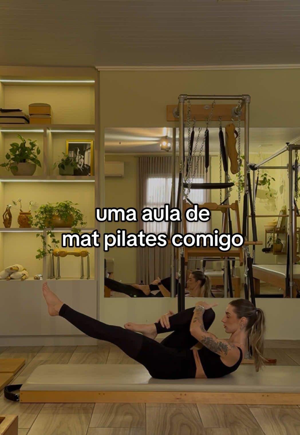 vocês me pediram por sequências e aulas de pilates para fazer em casa, então aqui estou.🫶🏻 Como é o primeiro vídeo, os exercícios foram adaptados para um nível mais iniciante, pois precisamos fortalecer a base para evoluir no método.  Deixei sugestões de repetições, pois eu quero que você foque na qualidade do movimento, mas nada te impede de fazer menos ou mais repetições do que está descrito. To empolgada para trazer minhas aulas para vocês. Boa pratica e me conta aqui se você gostou e vai fazer em casa💚 #pilatesgirl #pilates #pilatesclassico #pilatesinstructor #pilatesbrasil #pilatesoriginal #pilatesemcasa #auladepilates #exercicioemcasa #treinoemcasa #pilatesonline 