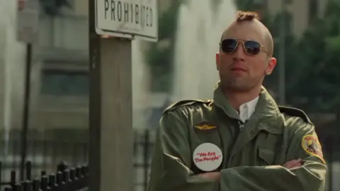 @دبس مو بس انتَ يسويلك+ صاحب الصوت الذهبي@بايـني  #travisbickle #Robert #taxidriver #robertdeniro #روبرت_دينيرو #ترافيس_بيكل #معزوفه #fyp #foryou #foryoupage #viral #viralvideo #explore #الشعب_الصيني_ماله_حل😂😂 #travisbickle 